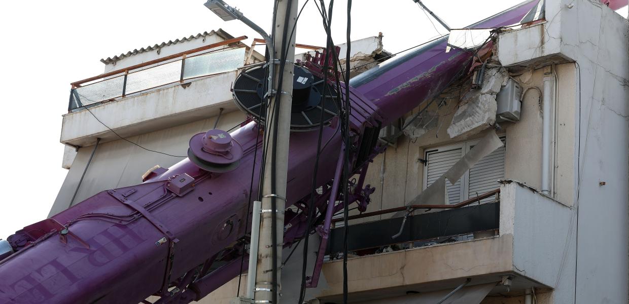 Γερανός έπεσε πάνω σε διώροφη οικία στο Περιστέρι