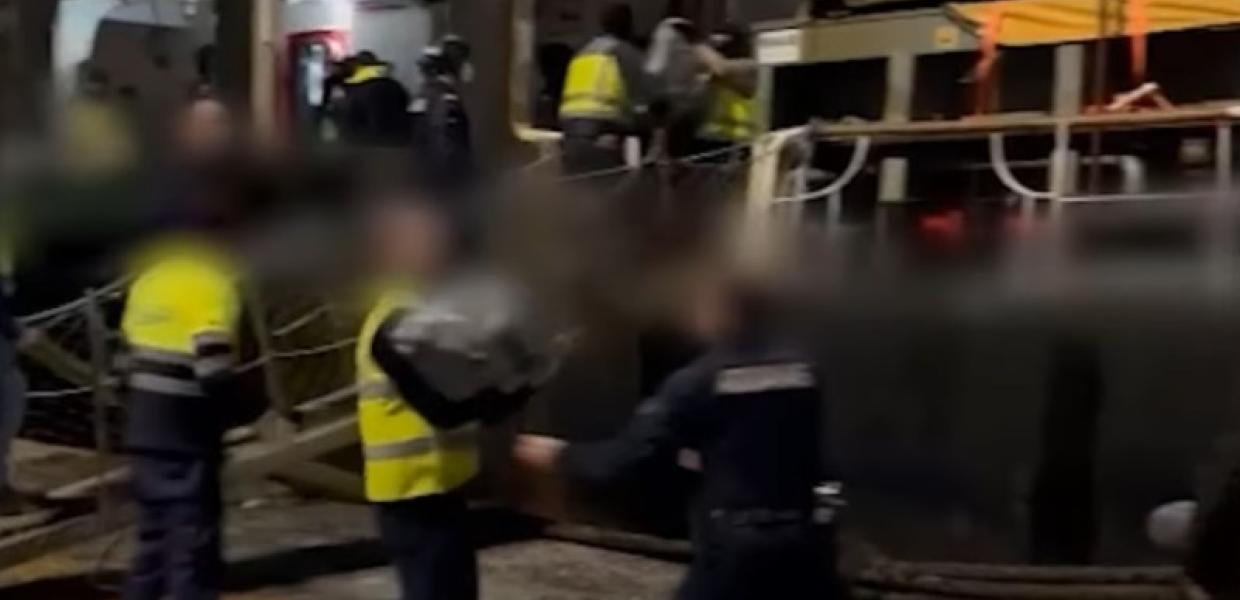 Ισπανικές αρχές βγάζουν ναρκωτικά από το πλοίο