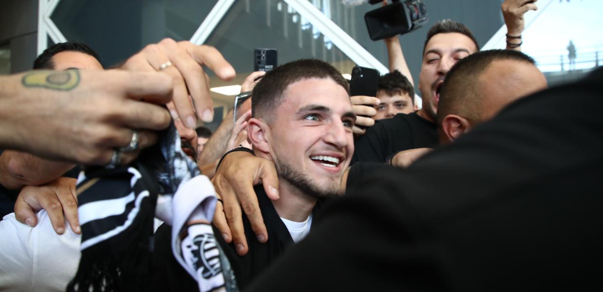 «Χαμός» στο αεροδρόμιο «Μακεδονία» για τον Χρήστο Ζαφείρη