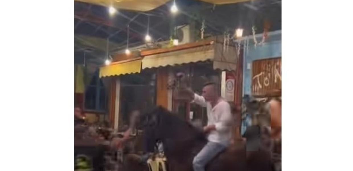 Εξοργιστικές εικόνες στη Λέσβο: Χτυπούσαν άλογο για να «χορέψει» σε γλέντι 