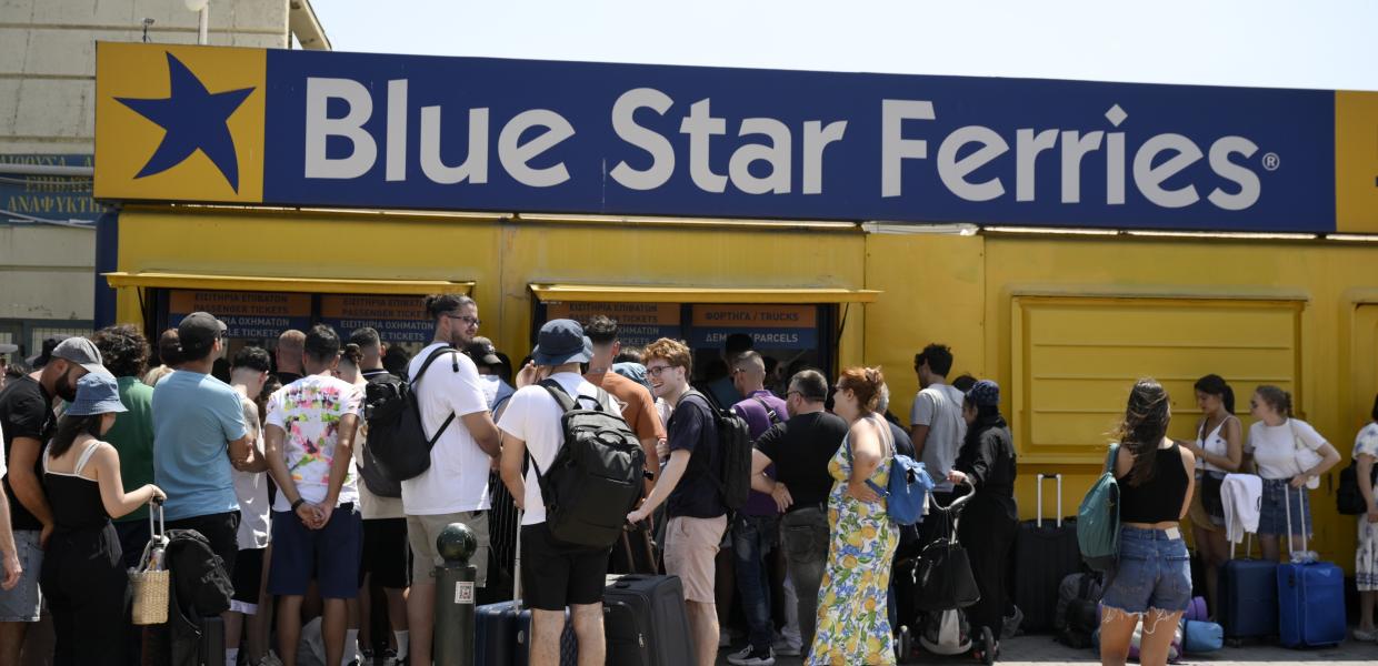 Επιβάτες σε περίπτερο της Blue Star