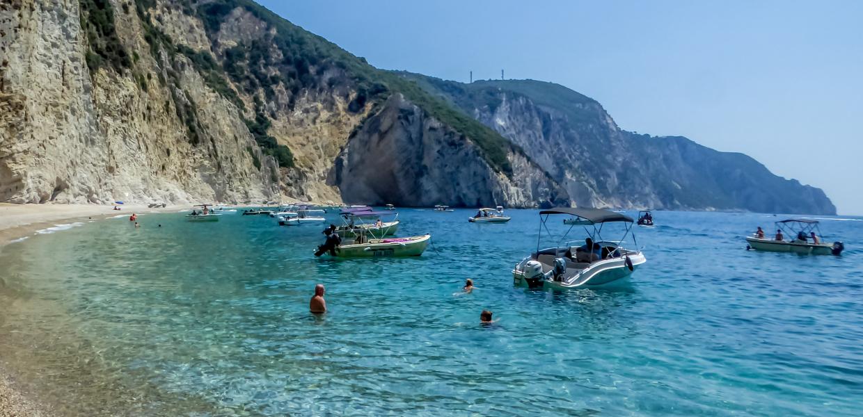 Κόσμος και σκάφη μέσα στη Θάλασσα