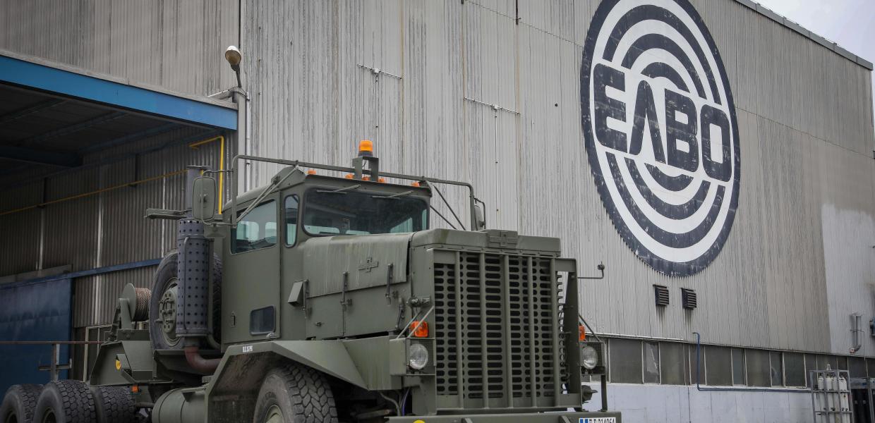 Στρατιωτικό όχημα μπροστά στις εγκαταστάσεις της ΕΛΒΟ