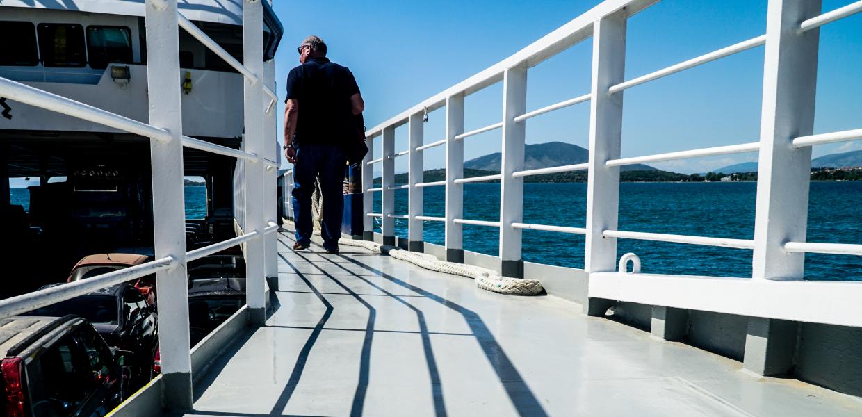 Επιβάτης σε κατάστρωμα πλοίου
