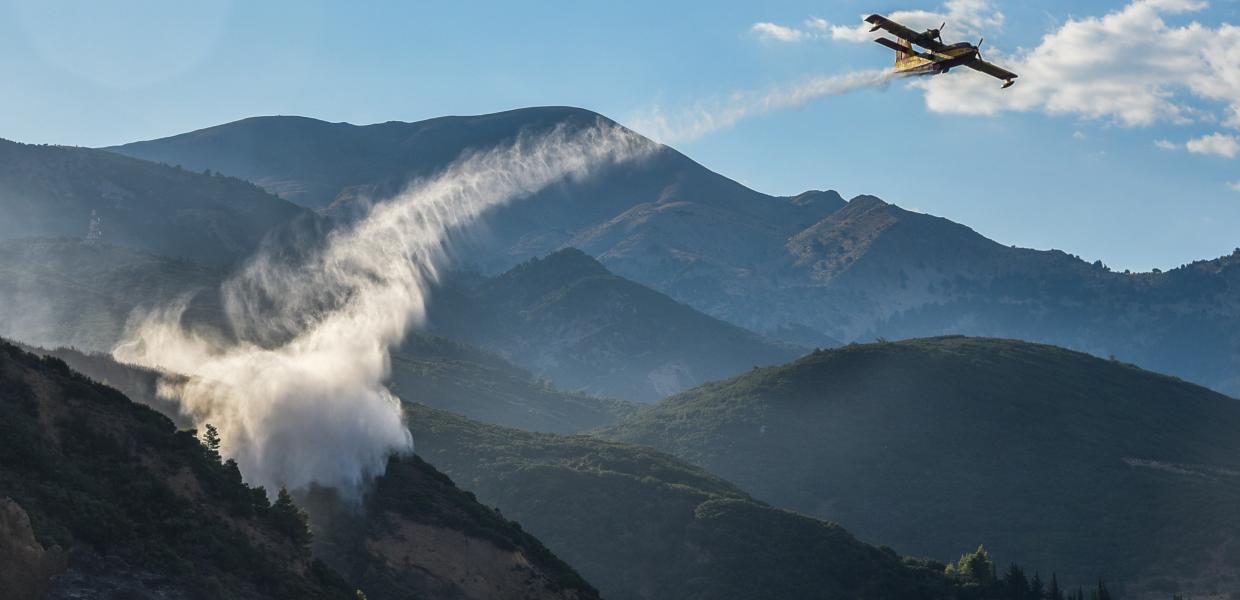 Αεροσκάφος της Πυροσβεστικής πραγματοποιεί κατάσβεση