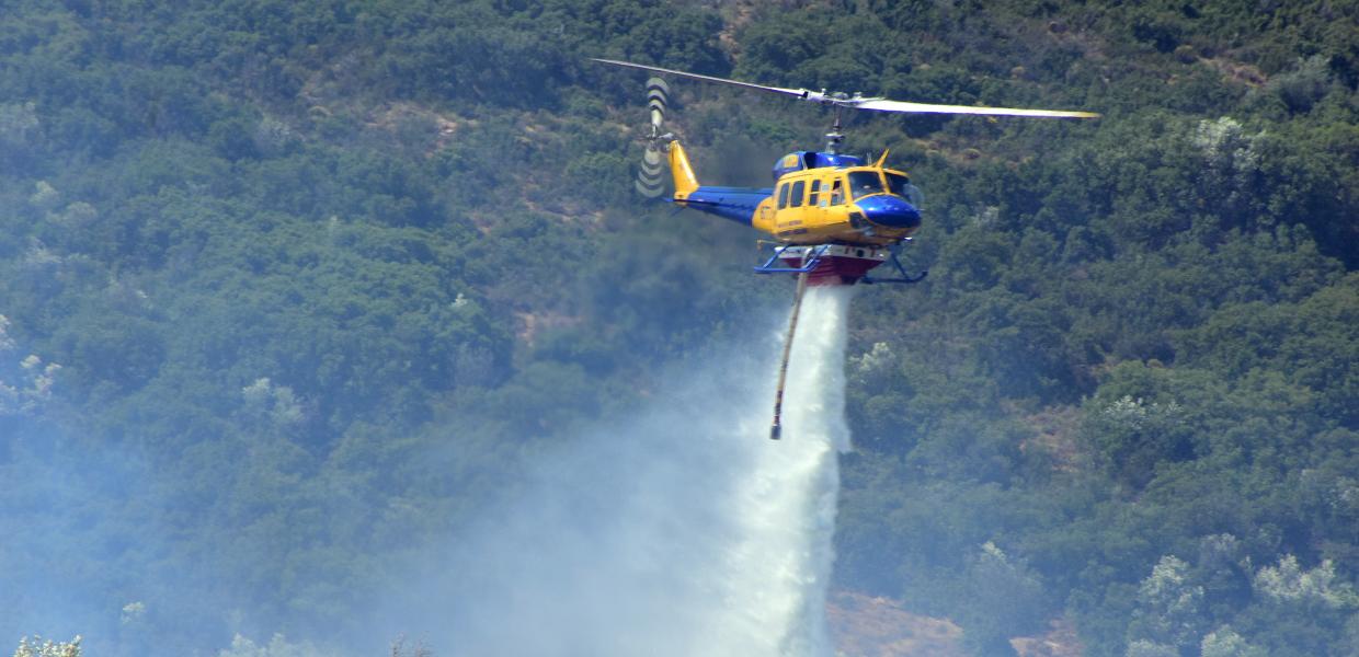 Ελικόπτερο επιχειρεί κατάσβεση σε φωτιά στα Φίχτια Αργολίδας, 08/08/2025 