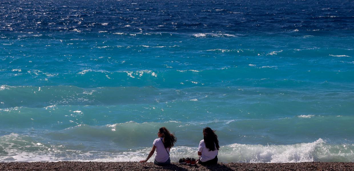 Θαλασσοταραχή - Κύματα σε παραλία
