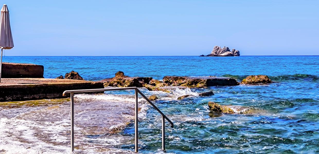 Παραλία με βράχια και κυματισμό