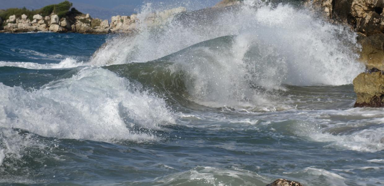 καιρός καλοκαίρι παραλία θάλασσα άνεμος κύματα μελτέμι