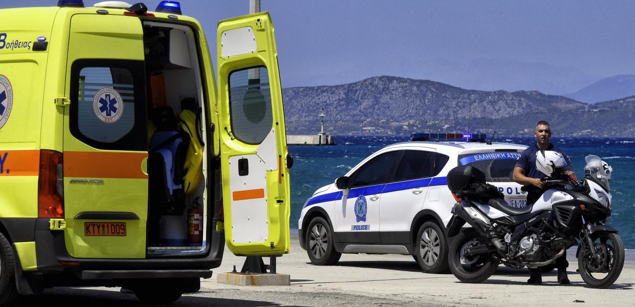 Ασθενοφόρο του ΕΚΑΒ και αστυνομικοί παρίστανται στην επιχείρηση ανάσυρσης ενός ημεδαπού 60χρονου άνδρα μετά από πτώση του οχήματός του στη θαλάσσια περιοχή του Αγίου Νικολάου στην Κόρινθο