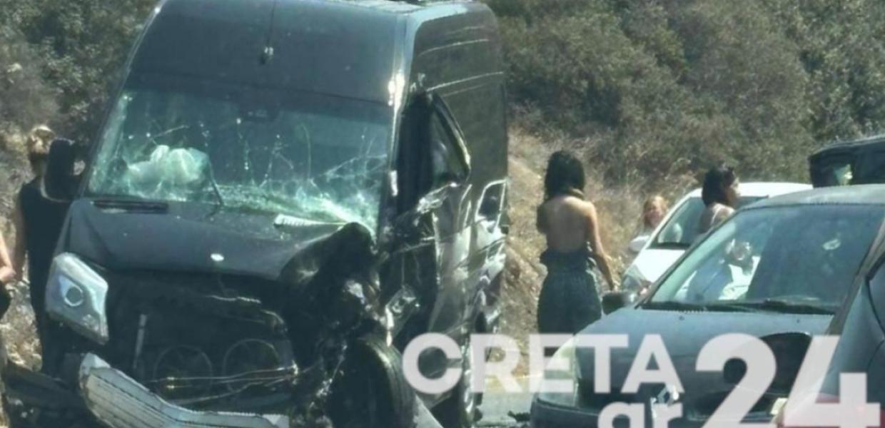 Σοβαρό τροχαίο στην Κρήτη με τραυματίες και απεγκλωβισμό - Συγκρούστηκαν μίνι βαν στον ΒΟΑΚ