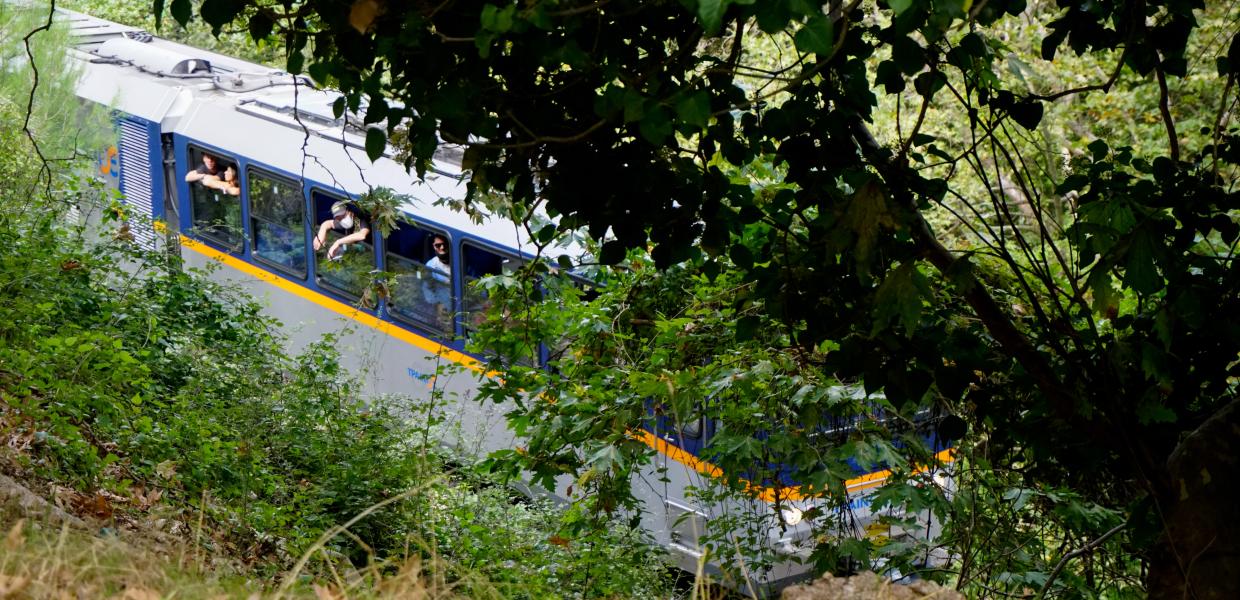 Επιχείρηση απεγκλωβισμού επιβατών του Οδοντωτού – Ακινητοποιήθηκε σε δύσβατη περιοχή