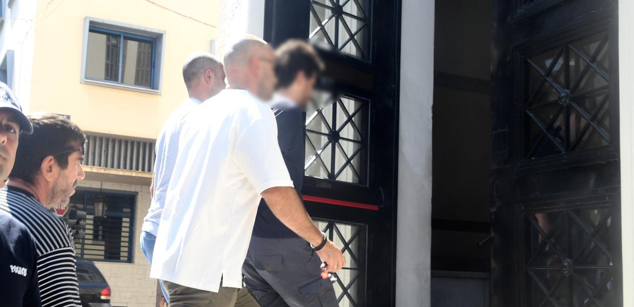 Άφιξη του 25χρονου στον Ανακριτή -Κατηγορείται για τη φωτιά στην περιοχή του Γηροκομείου, Πάτρα