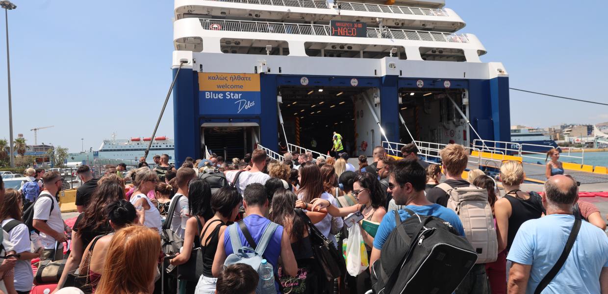 Κόσμος περιμένει έξω από πλοίο
