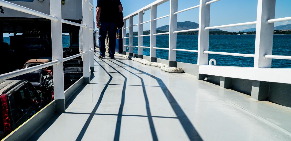 Άνθρωπος σε κατάστρωμα πλοίου