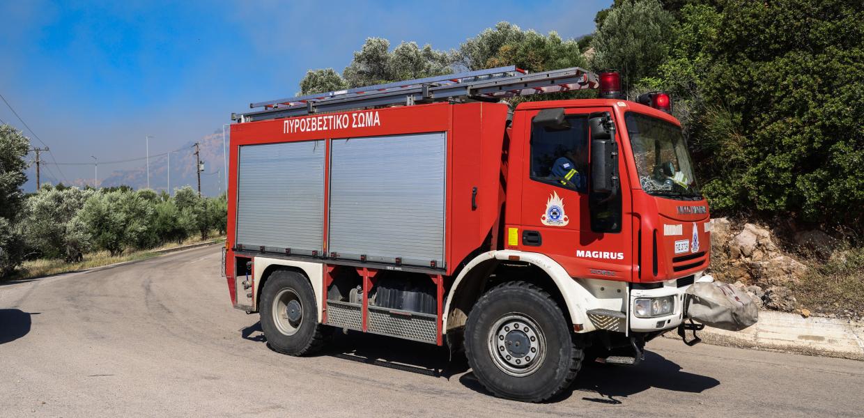 Πυροσβεστικό όχημα σπεύδει σε φωτιά
