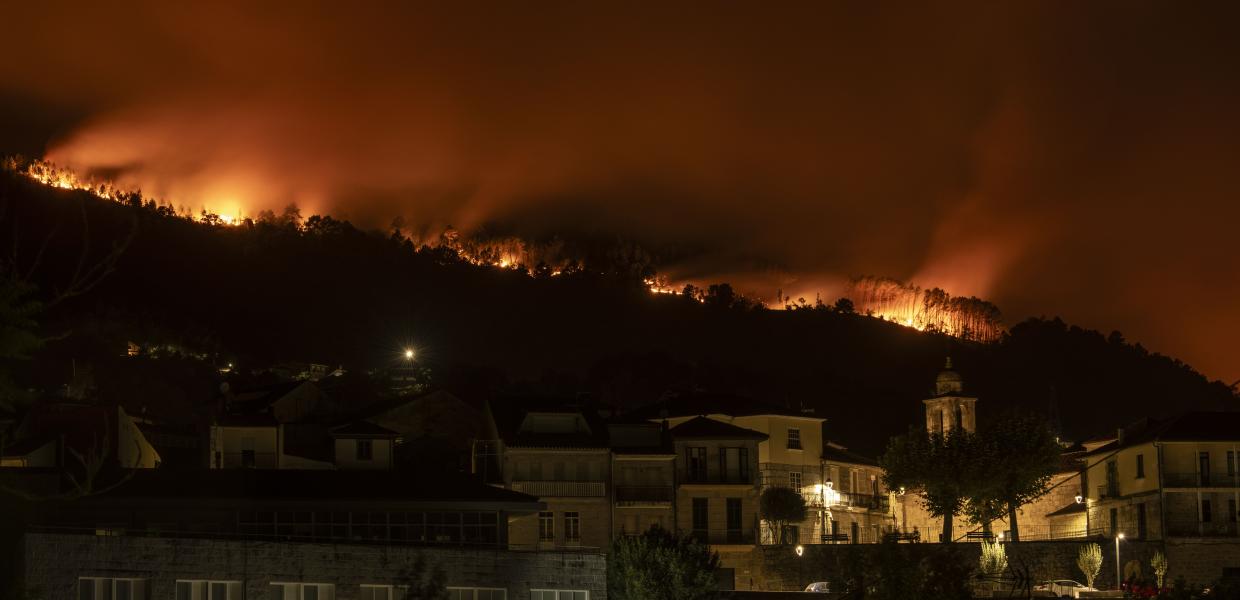 Δασική πυρκαγιά στη Ριμπαντάβια της Γαλικίας