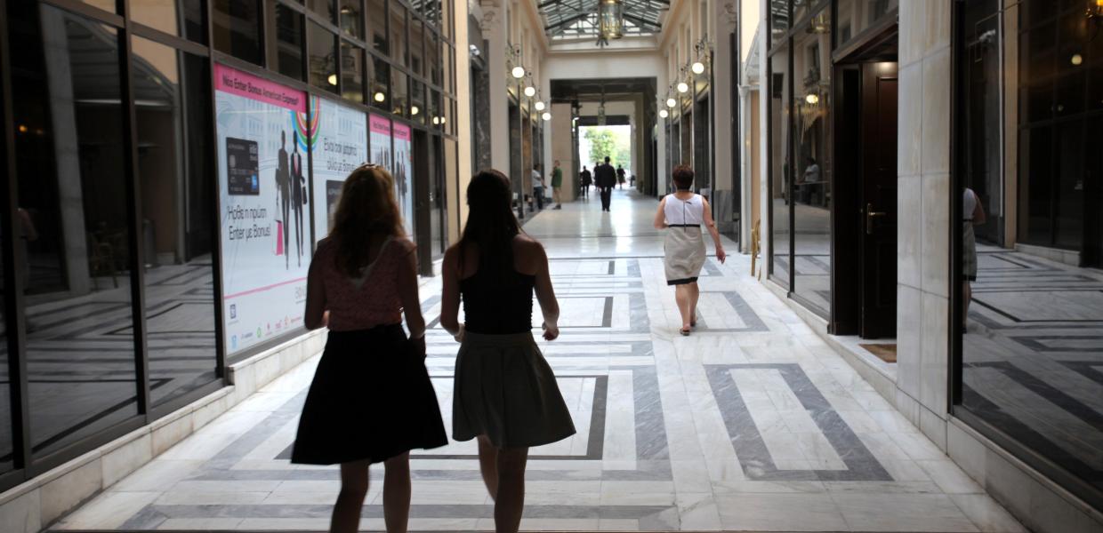Κόσμος σε στοά στην Αθήνα