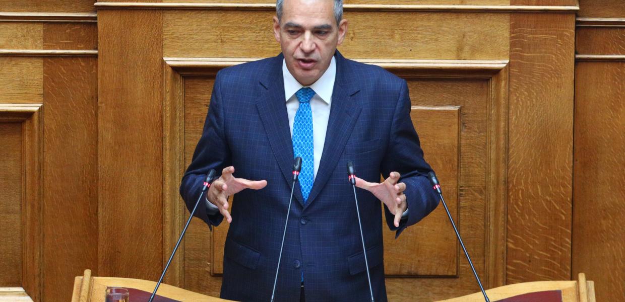 Ο Άγγελος Συρίγος μιλώντας στο βήμα της Βουλής