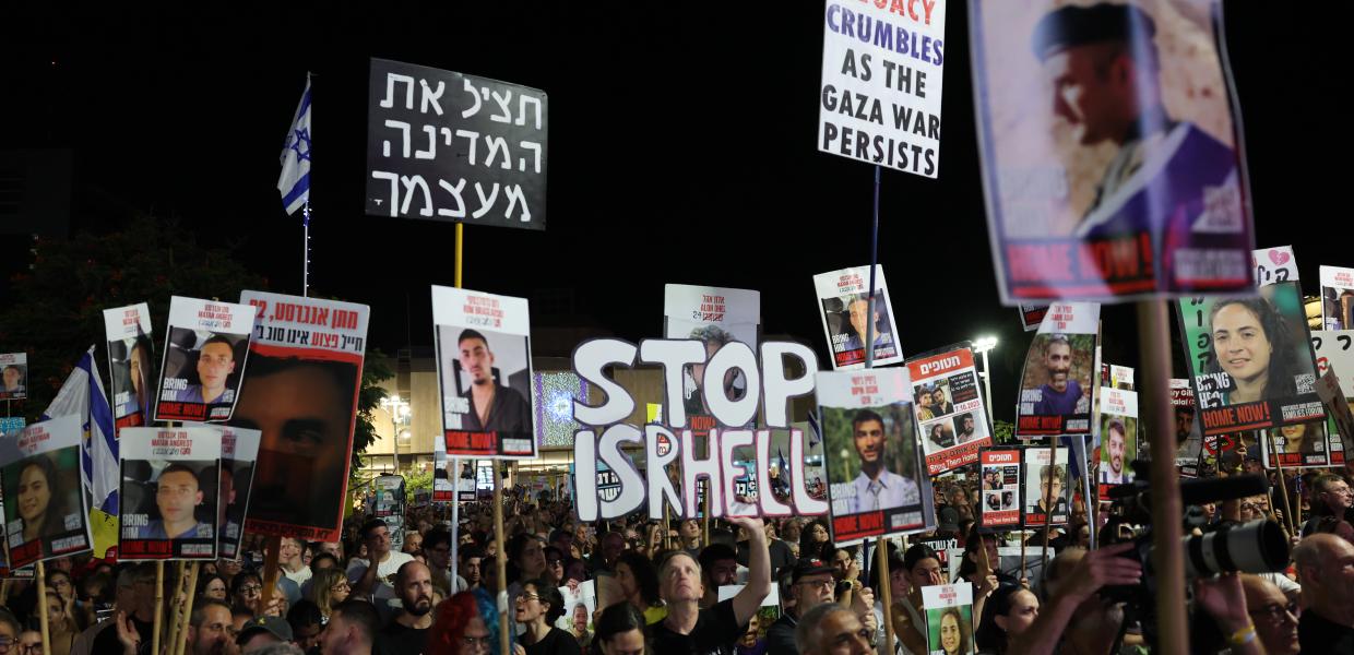 Χιλιάδες διαδηλωτές στο Τελ Αβίβ με κάποιους να καλούν τον Αμερικανό πρόεδρο Τραμπ να «γράψει ιστορία» και να τερματίσει τον πόλεμο στη Γάζα