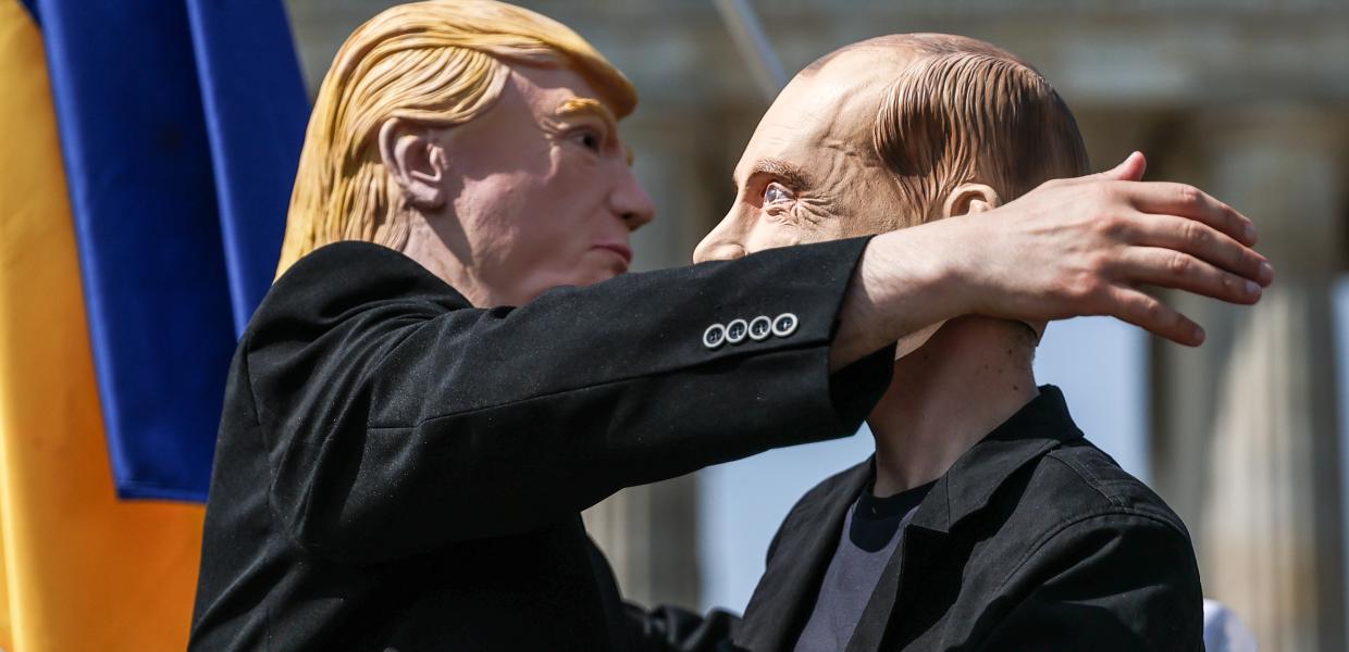 Ακτιβιστές που φορούν μάσκες του προέδρου των ΗΠΑ Ντόναλντ Τραμπ και του Ρώσου προέδρου Βλαντιμίρ Πούτιν (δεξιά) αγκαλιάζονται κατά τη διάρκεια διαμαρτυρίας με τίτλο «Καμία βρώμικη συμφωνία εις βάρος της Ουκρανίας» στο Βερολίνο