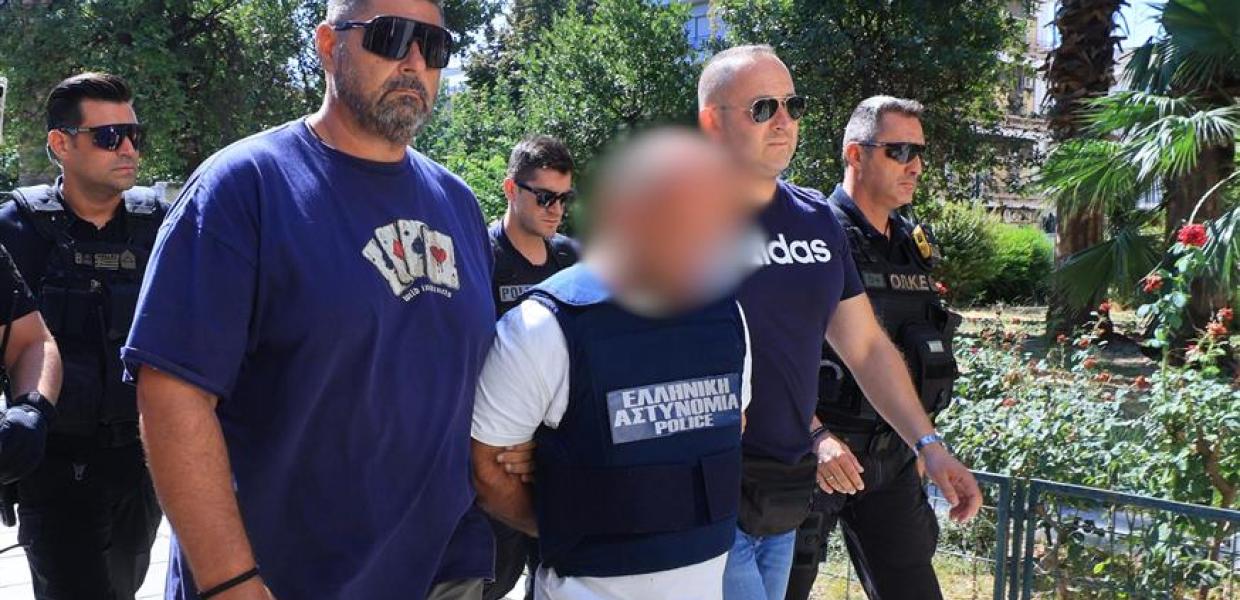 Μεταγωγή στην Εισαγγελέα του 40χρονου δράστη της γυναικοκτονίας στον Βόλο