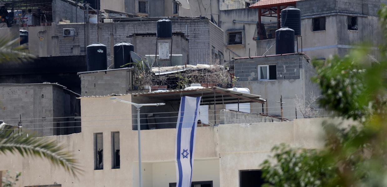 Σημαία του Ισραήλ κρέμεται έξω από σπίτι Παλαιστίνιων