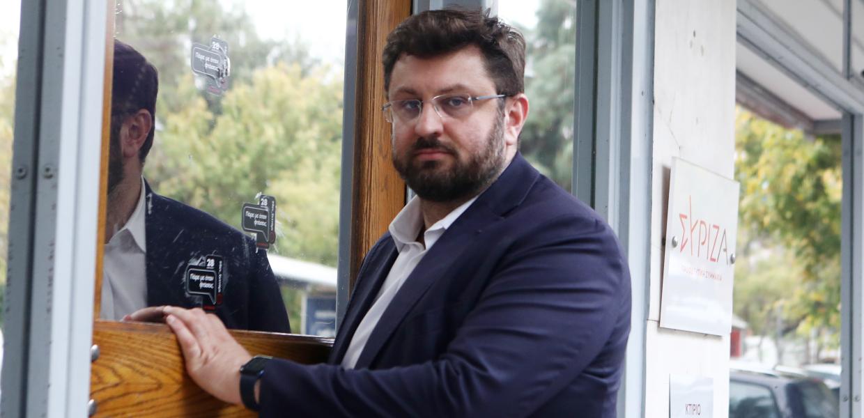 Ο Κώστας Ζαχαριάδης καθώς εισέρχεται στα γραφεία του ΣΥΡΙΖΑ στην πλατεία Κουμουνδούρου