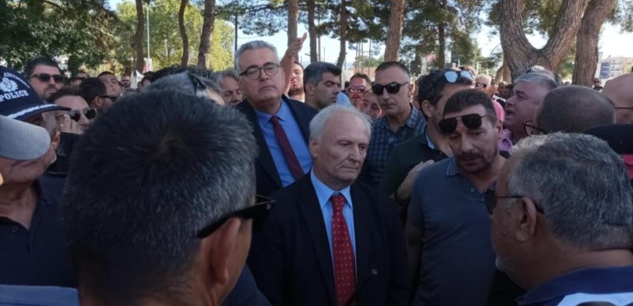 : Ένταση στη συνάντηση αγροτών με τον Υφυπουργό Αγροτικής Ανάπτυξης – Αποχώρησε από το συνέδριο