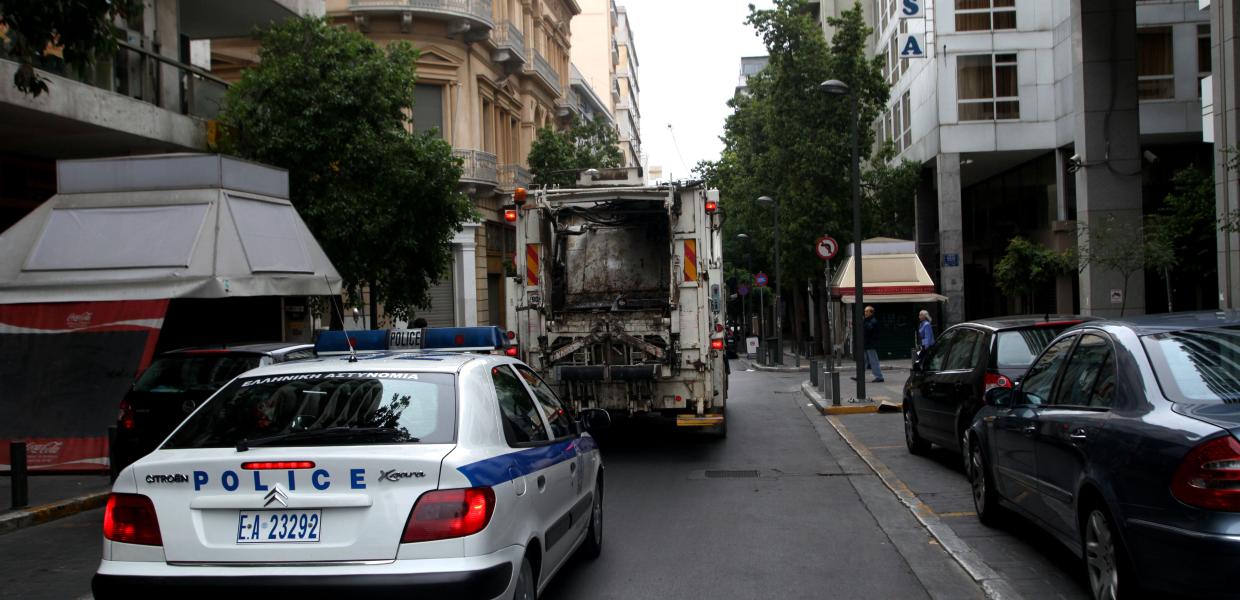 Απορριματοφόρο και περιπολικό