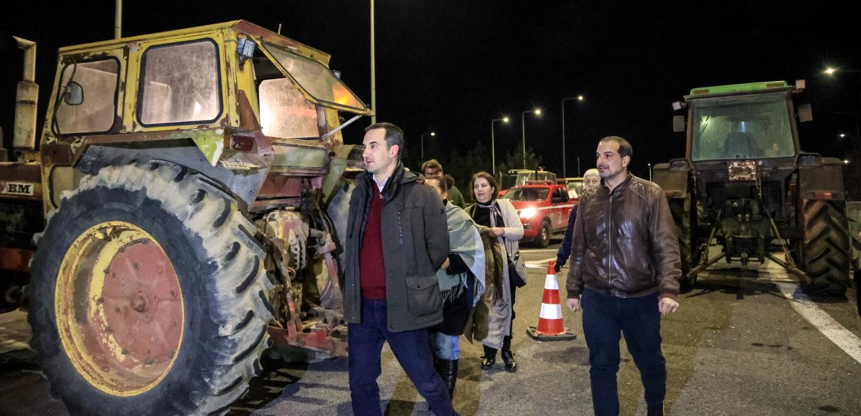 Ο Αλέξης Χαρίτσης σε μπλοκ αγροτών