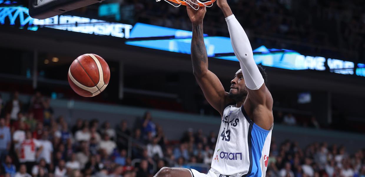 Ο Θανάσης Αντετοκούνμπο καρφώνει στο EuroBasket 2025