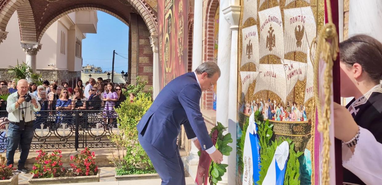 Ο Σωκράτης Φάμελλος καταθέτει στεφάνι στο Μνημείο Προσφυγικού Ελληνισμού