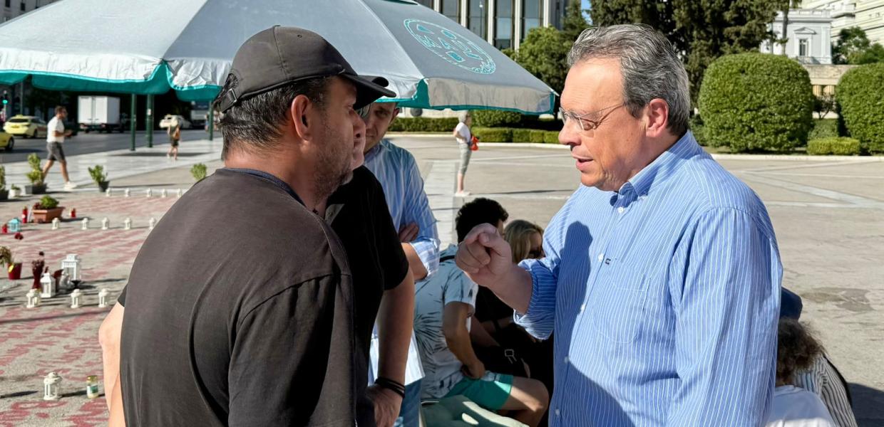 Ο Σωκράτης Φάμελλος στο Σύνταγμα με τον Πάνο Ρούτσι