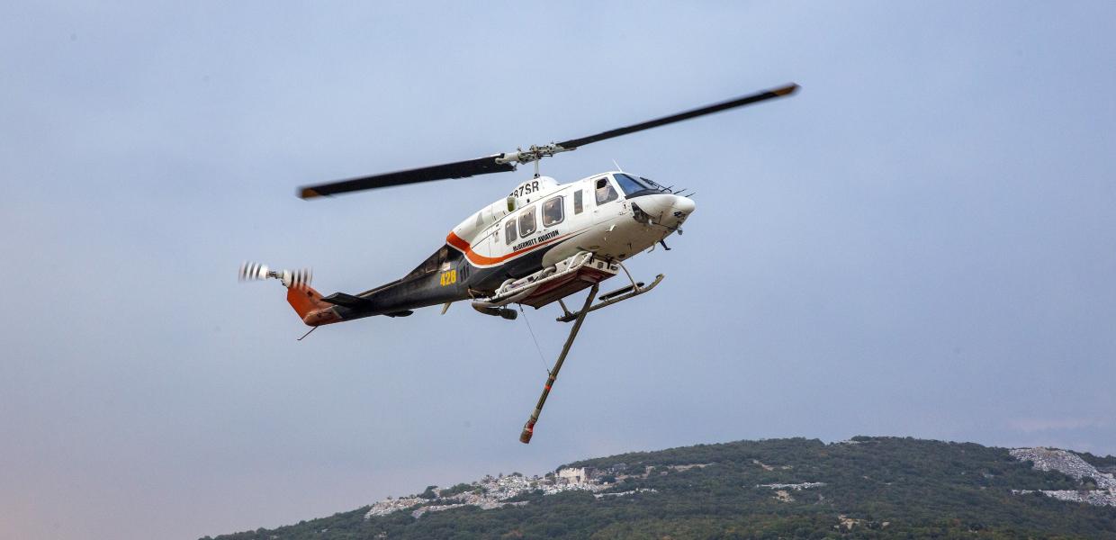 Ελικόπτερο της Πυροσβεστικής επιχειρεί κατάσβεση