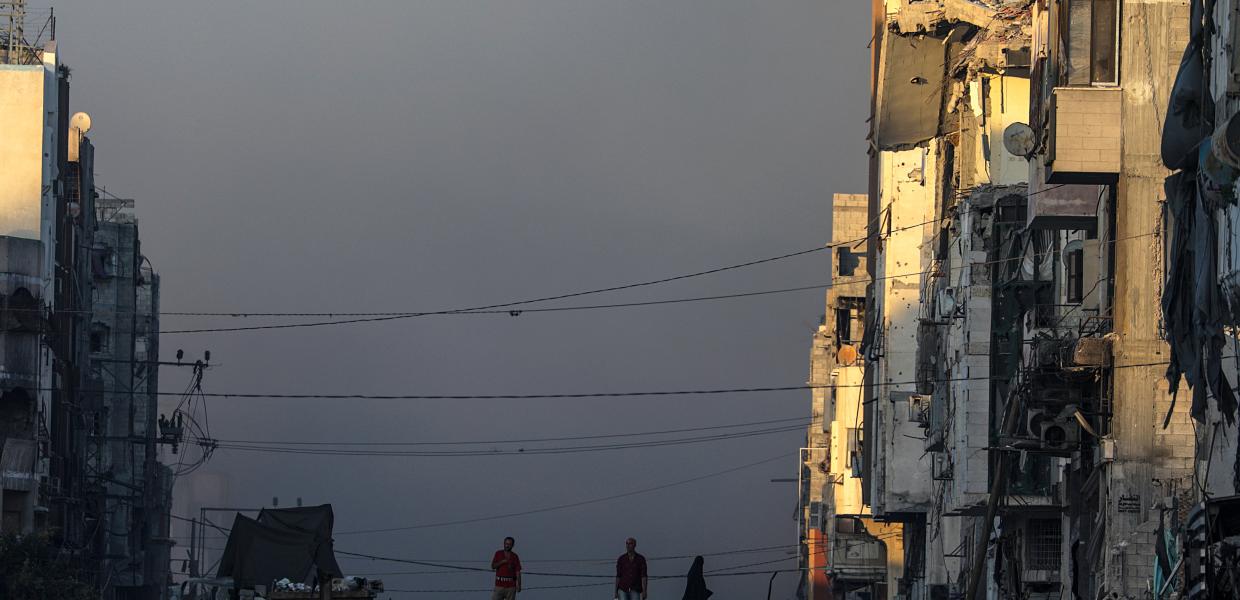 Παλαιστίνιοι ανάμεσα στα συντρίμμια μετά από ισραηλινή αεροπορική επιδρομή στη Λωρίδα της Γάζας