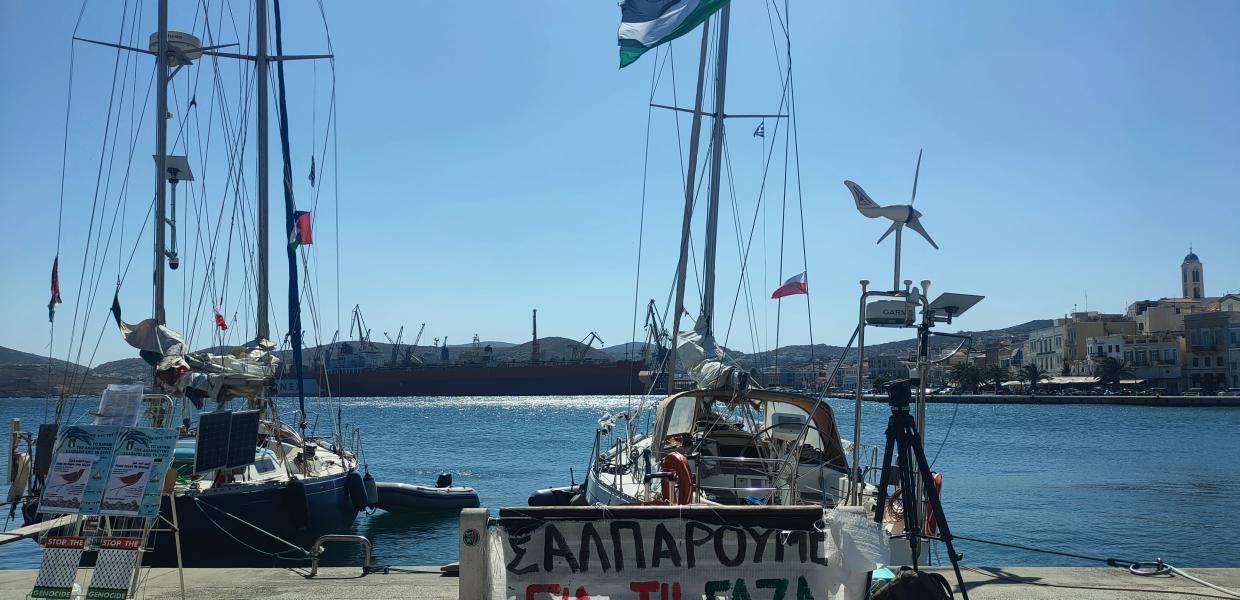 Το μικρό ιστιοπλοϊκό «Οξυγόνο» στο λιμάνι της Σύρου πριν αναχωρήσει για την Παλαιστίνη