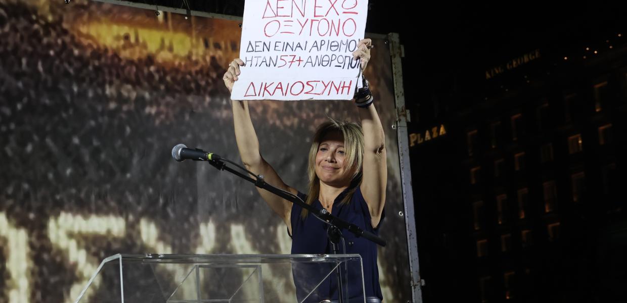 Η Μαρία Καρυστιανού με πλακάτ