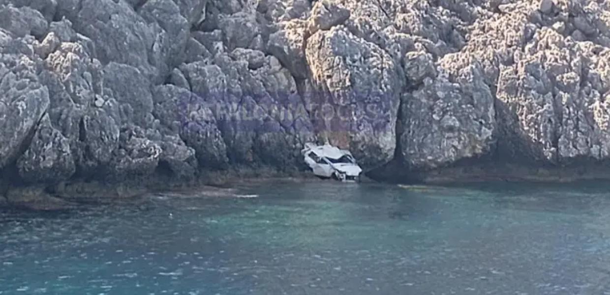 Νεκρός 23χρονος που το αμάξι του έπεσε στα βράχια της Κεφαλονιάς