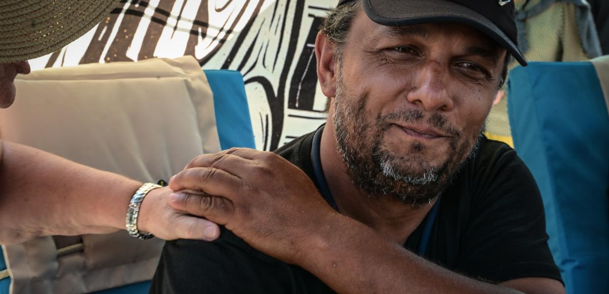 Ο Πάνος Ρούτσι που κάνει απεργία πείνας ζητώντας εκταφή του γιου του που σκοτώθηκε στα Τέμπη