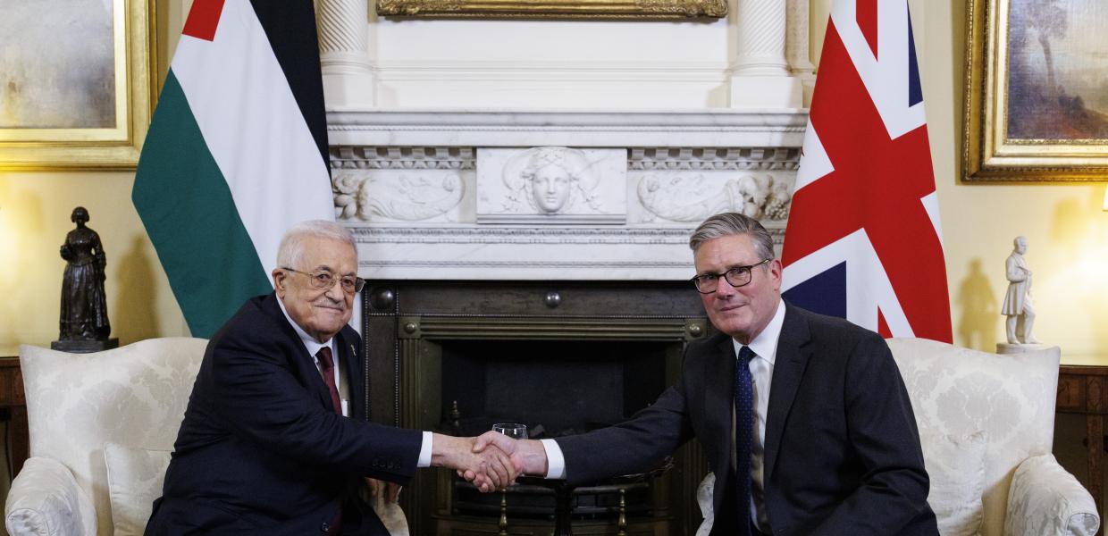 Ο Βρετανός πρωθυπουργός Keir Starmer και ο πρόεδρος της Παλαιστινιακής Αρχής Mahmoud Abbas σε χειραψία