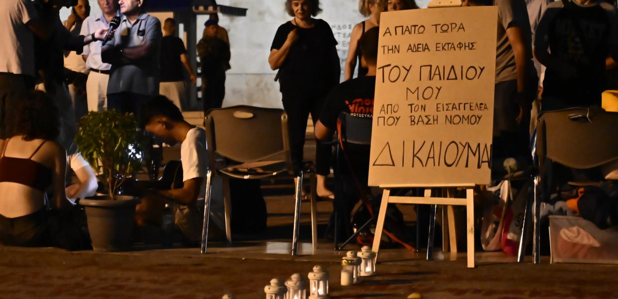 Ο Ντένις Ρούτσι, ο οποίος ξεκίνησε σήμερα (15/9) απεργία πείνας και δίψας μπροστά από τη Βουλή ζητώντας δικαιοσύνη για όλα τα θύματα στο έγκλημα στα Τέμπη και απαιτώντας τώρα άδεια εκταφής του παιδιού του