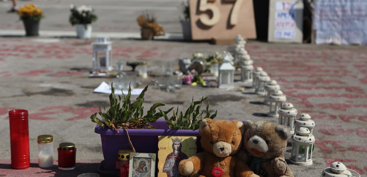 Το σημείο στο μνημείο του Άγνωστου Στρατιώτη όπου ο Πάνος Ρούτσι, πατέρα νεκρού των Τεμπών, κάνει απεργία πείνας