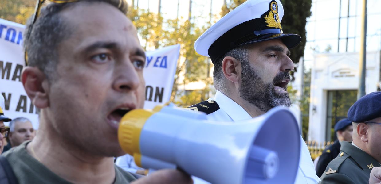 Διαμαρτυρία των ένστολων έξω από τη Βουλή για το πολυνομοσχέδιο του υπουργείου Άμυνας