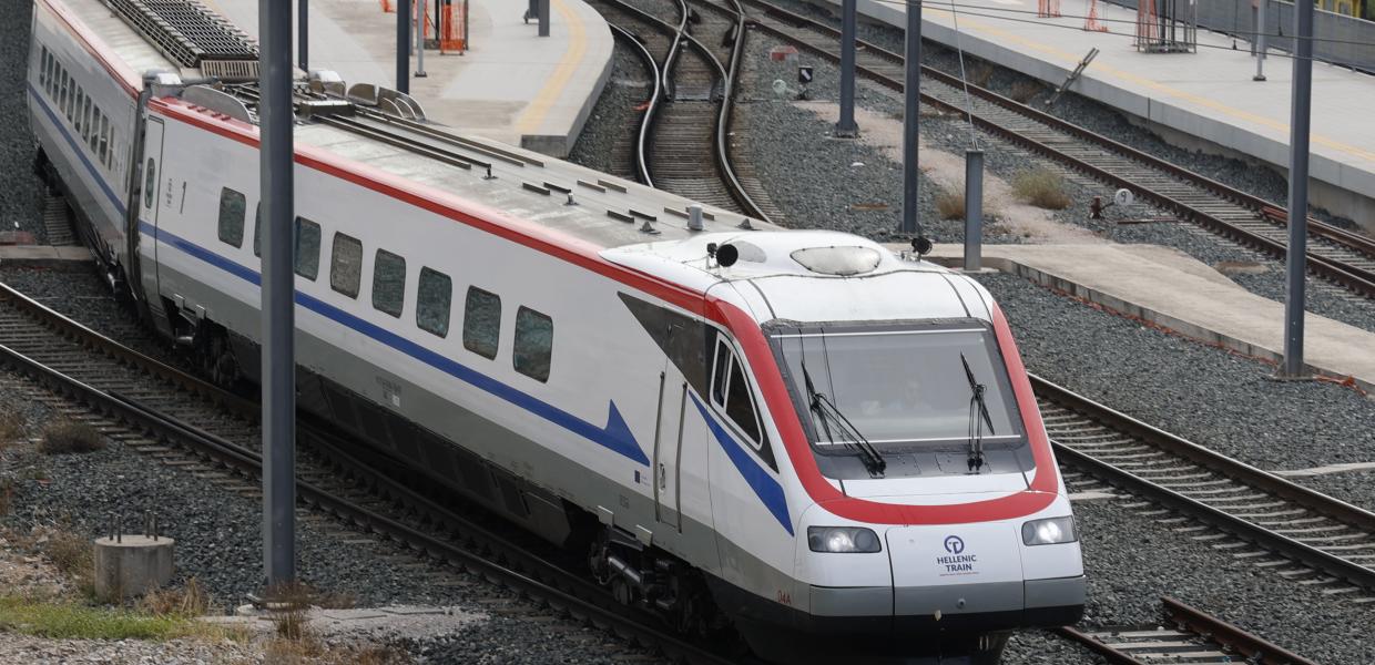 Στιγμιότυπο με αμαξοστοιχία της Hellenic Train