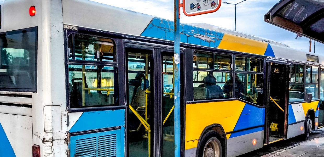 Αστικό λεωφορείο σε στάση