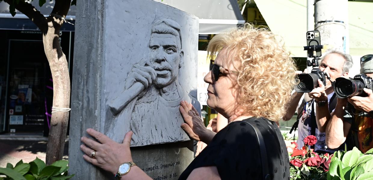 Η Μάγδα Φύσσα στο μνημείο του Παύλου