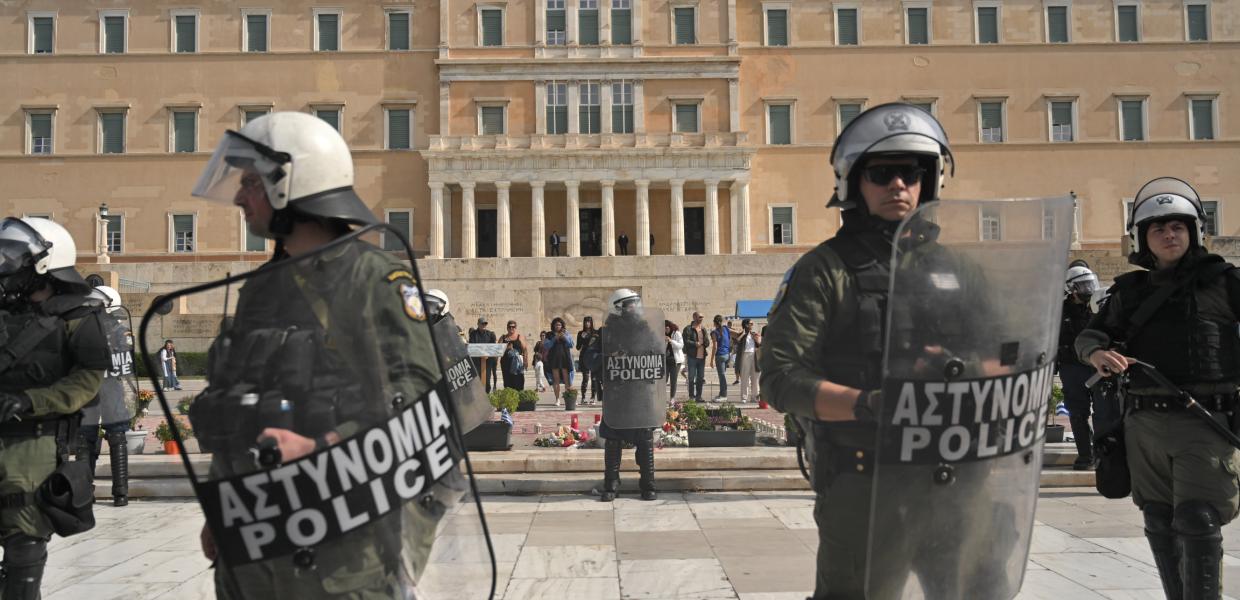 ΜΑΤ μπροστά από το μνημείο για τα Τέμπη