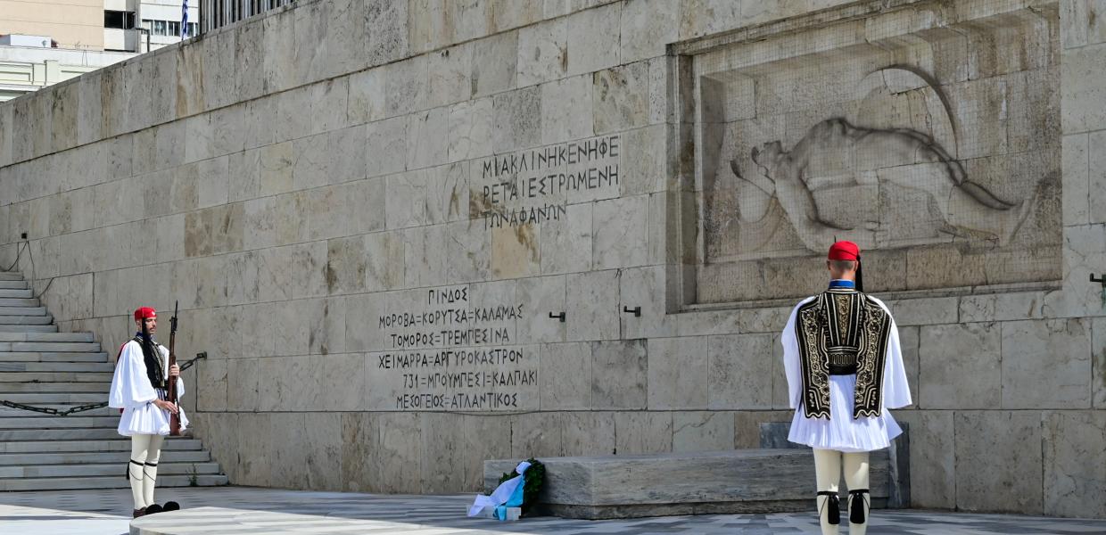 Το Μνημείο του Αγνώστου Στρατιώτη, στο πλαίσιο του εορτασμού της 81ης επετείου της απελευθέρωσης της Αθήνας από τα γερμανικά στρατεύματα κατοχής