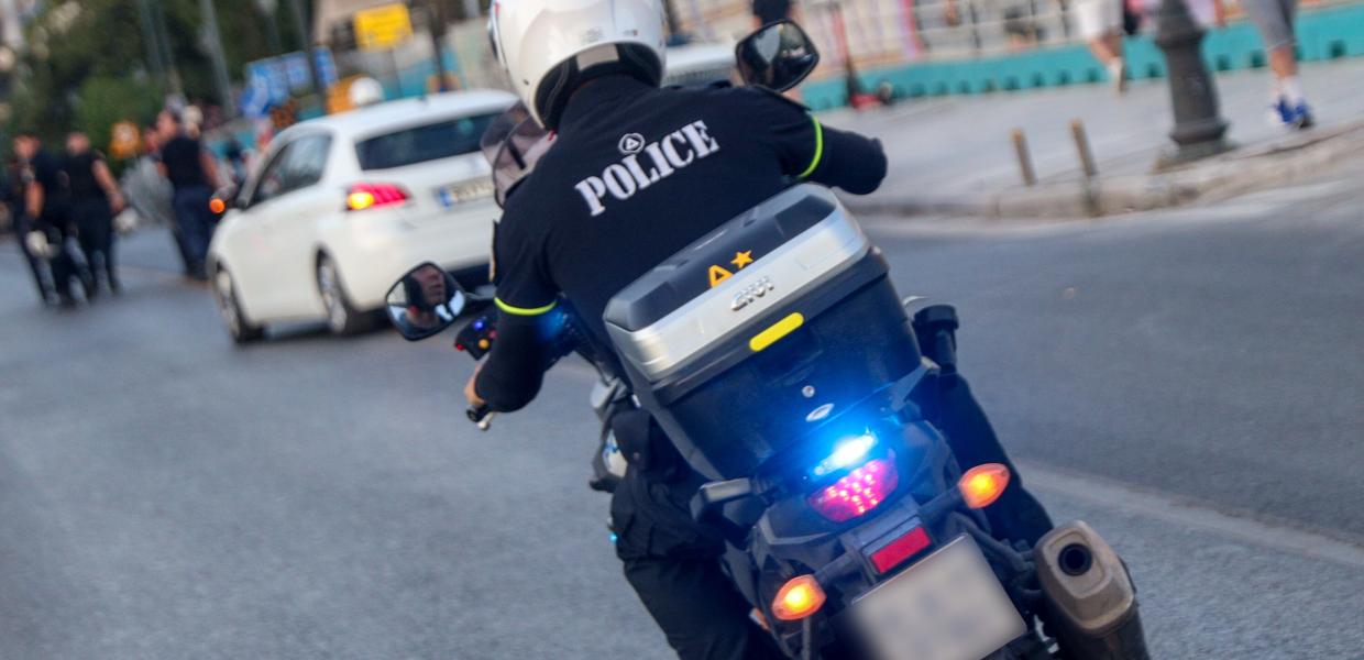 Αστυνομικός σε μηχανή σε δρόμο της Αθήνας
